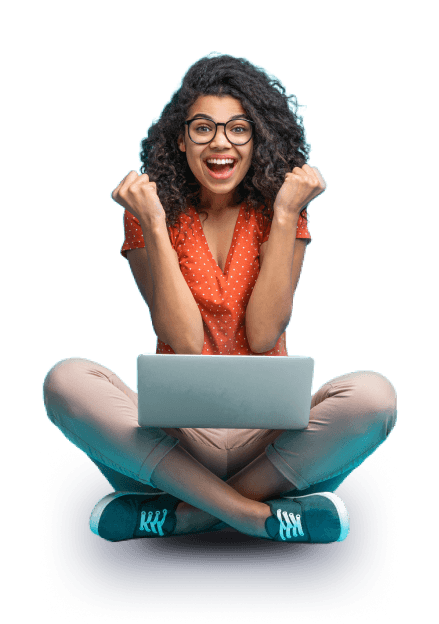 Mulher comemorando com um laptop no colo