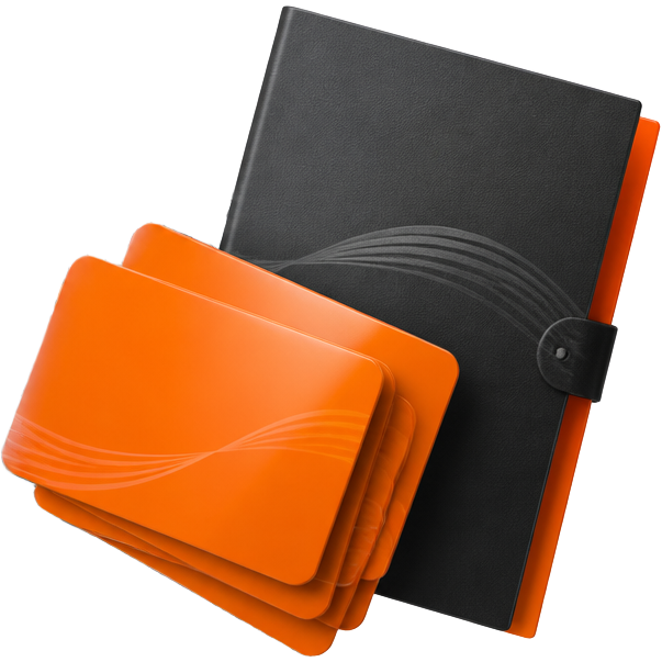 Pasta de contrato corporativo com um maço de giftcards laranja